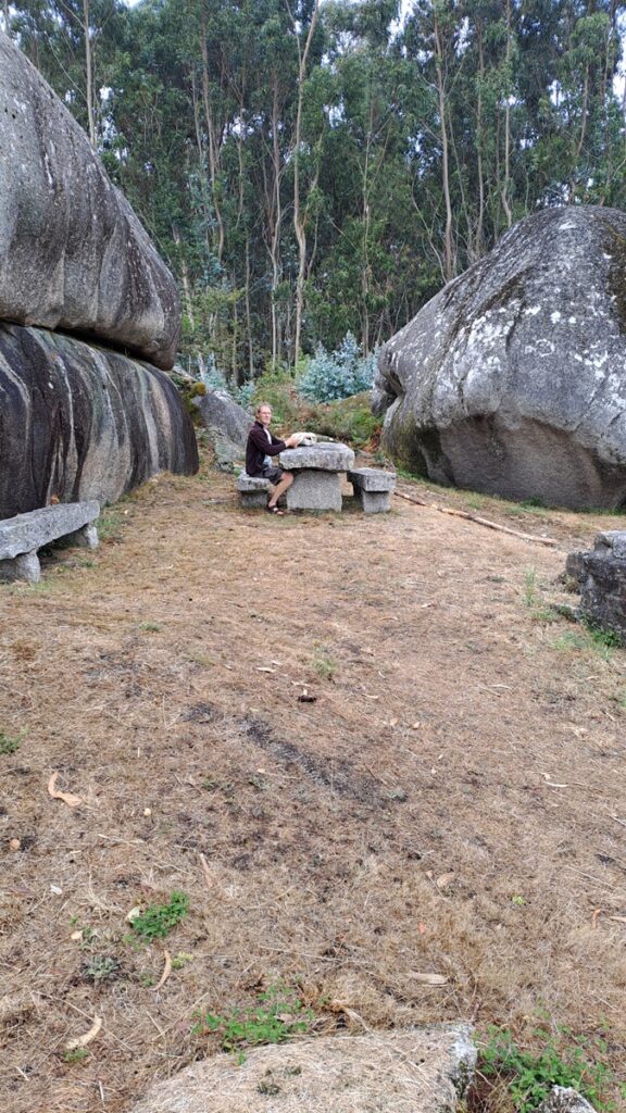 027_kursgerecht?-aufstoppen_Ría-Arousa-Picknick-Fels_Hochkant