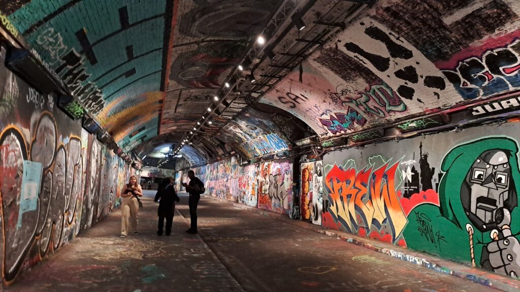 19.1_London-Graffiti-Tunnel-Waterloo London