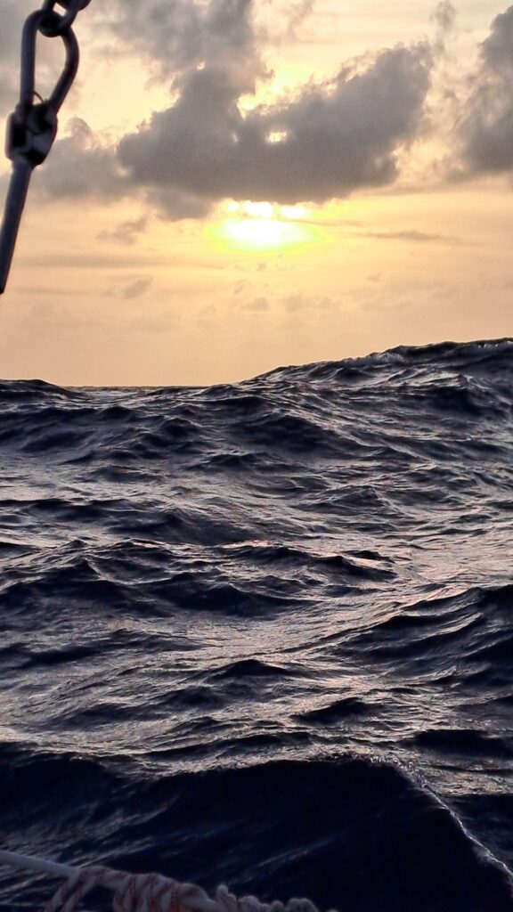 044_Halb-Drei-Viertel-Ost-West_Atlantikwellen-hoch