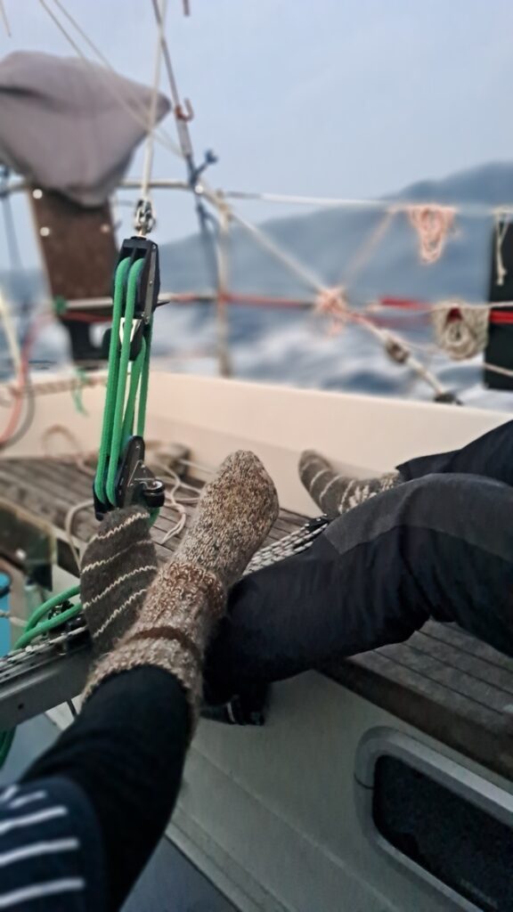 Halb Drei Viertel Ost - West