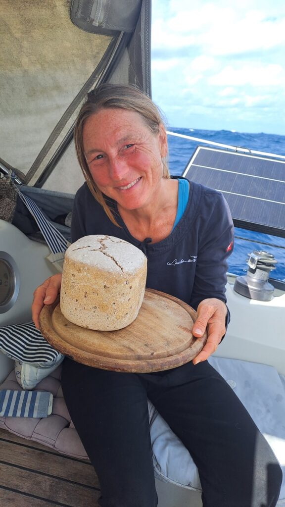 044 Halb Drei Viertel Ost - West Frisches Brot