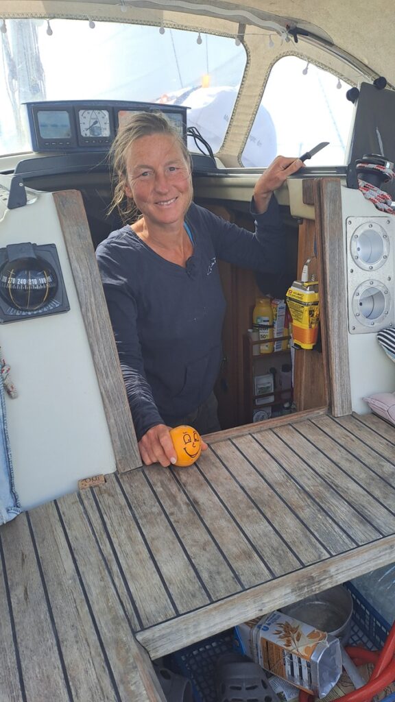 044 Halb Drei Viertel Ost - West lachende Orange