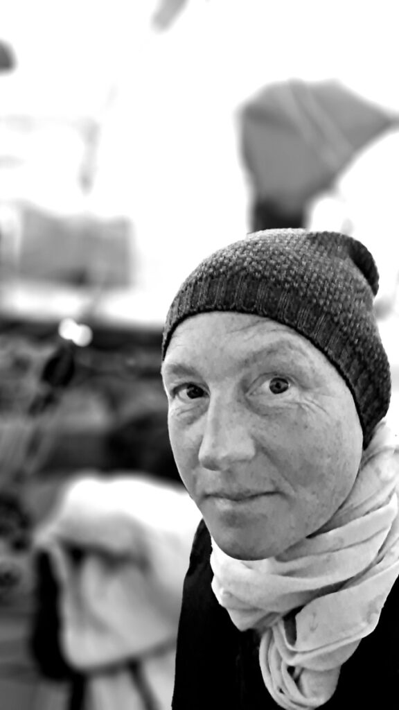 Halb Drei Viertel Ost - West mit Mütze