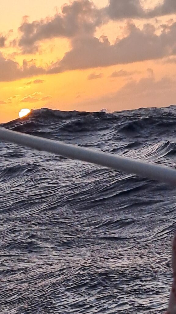 045_Atlantik-Ost-West_Sonnenaufgang-Welle