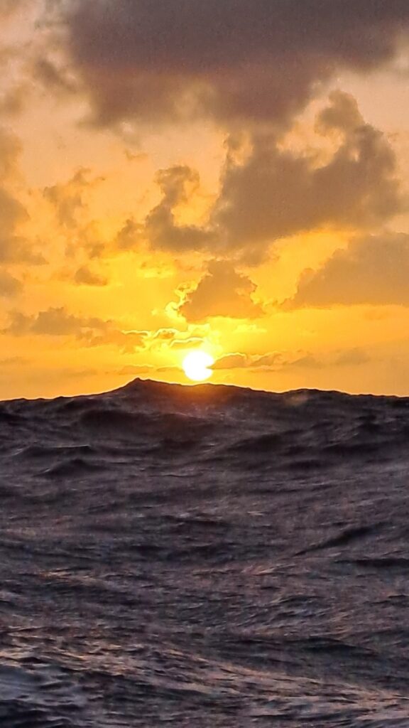 045_Atlantik-Ost-West_Sonnenaufgang-Wellen