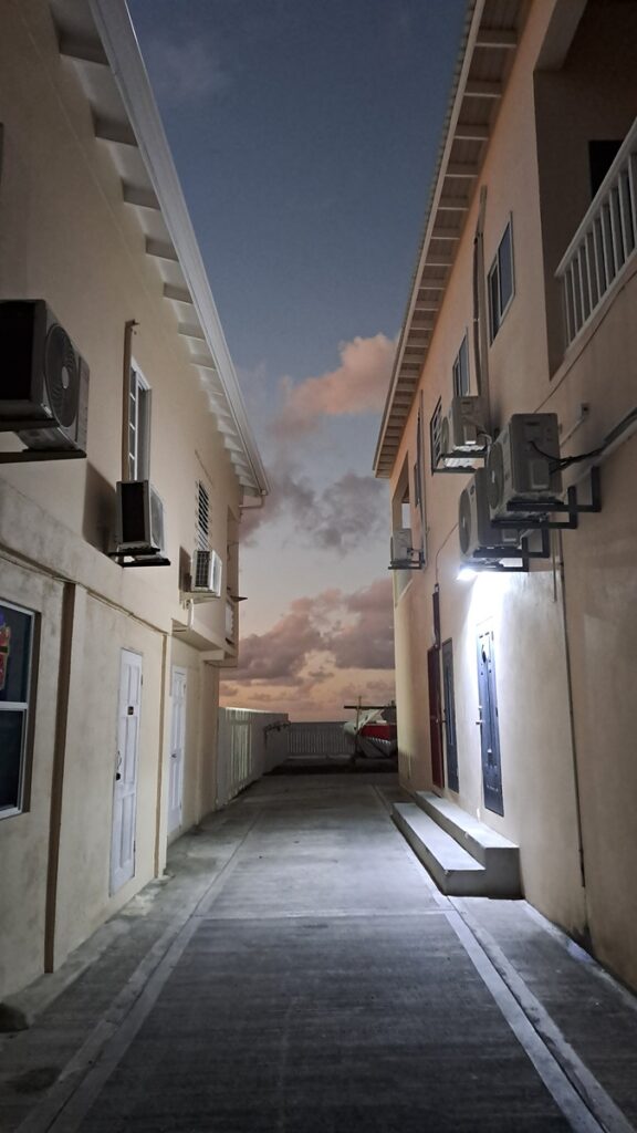 049_Fluch-ten-der-Karibik_Straßen-Flucht-Schild-Haus-Flucht-Nacht Fluch ten der Karibik