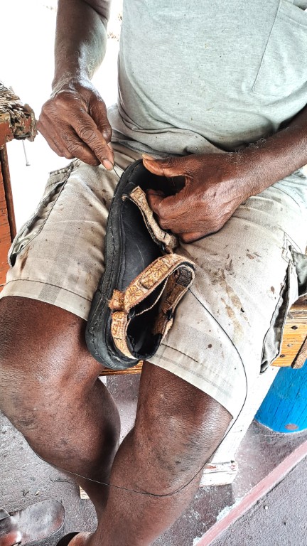 #059_Arbeit-Reparaturen_Shoeman Arbeit und Reparaturen