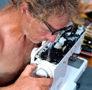 #059_Arbeit-Reparaturen_Uhrwerk_Ausschnitt Arbeit und Reparaturen