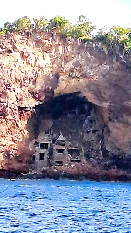 #060_Drei-einsame-Inseln_RONDÉE-ATLANTIQUE Drei einsame Inseln Höhlenhäuser (Mittel)