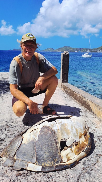 #060_Drei-einsame-Inseln_RONDÉE-ATLANTIQUE Drei einsame Inseln Petite Nevis Anlanden Schildkröte (Mittel)