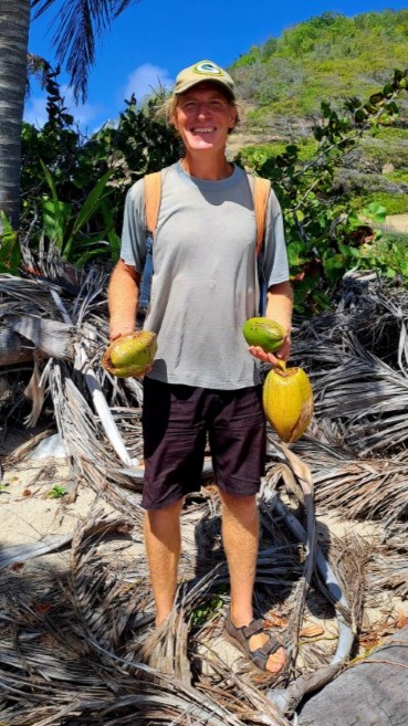 #060_Drei-einsame-Inseln_RONDÉE-ATLANTIQUE Drei einsame Inseln Petite Nevis Kokosernte3 zoom (Mittel)